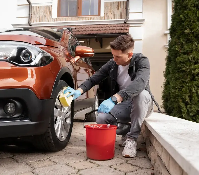 Lavage auto à domicile Saint-Barthélemy-d'Anjou : professionnel intervenant sur un véhicule